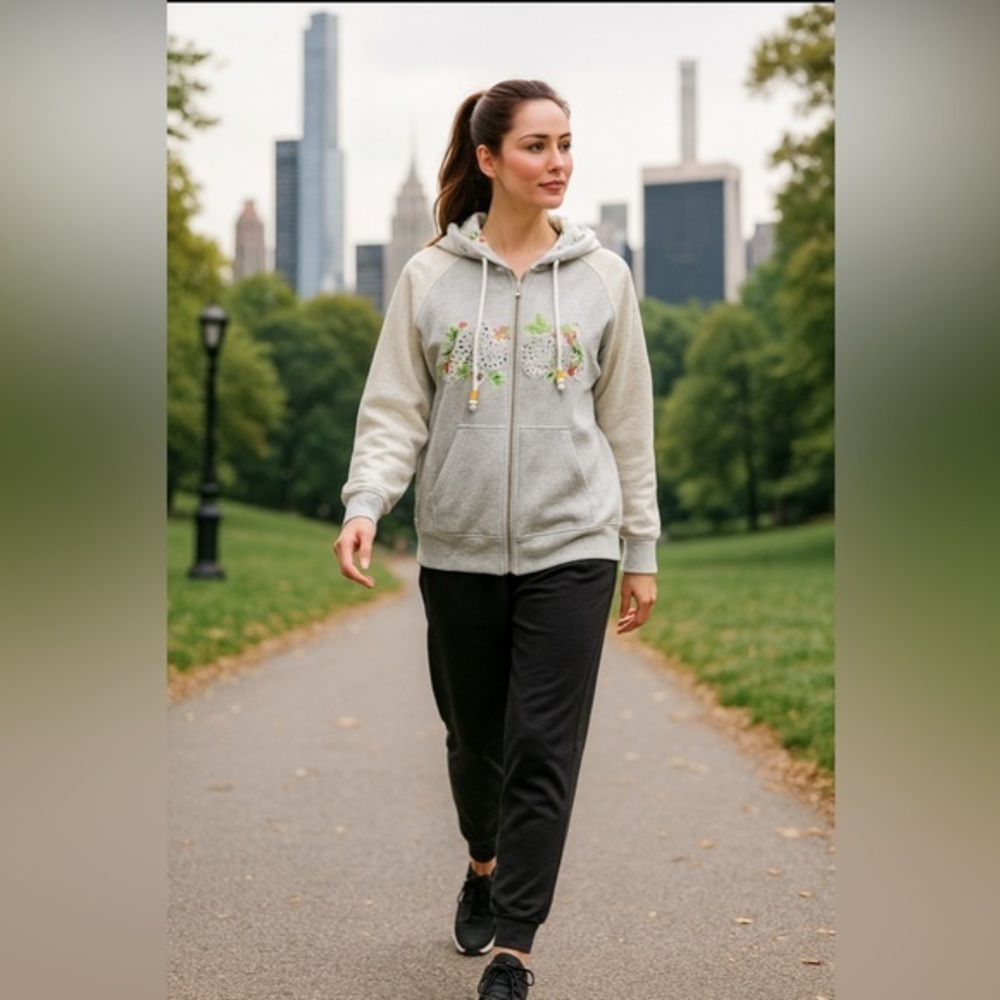 Akademiks Grey Boxy Embroidered 3/4 Sleeve Hoodie, zip front, pockets, 🐝 pulls.
